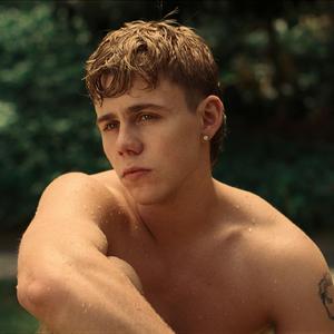 孕妇被❌吸乳戴避孕套
